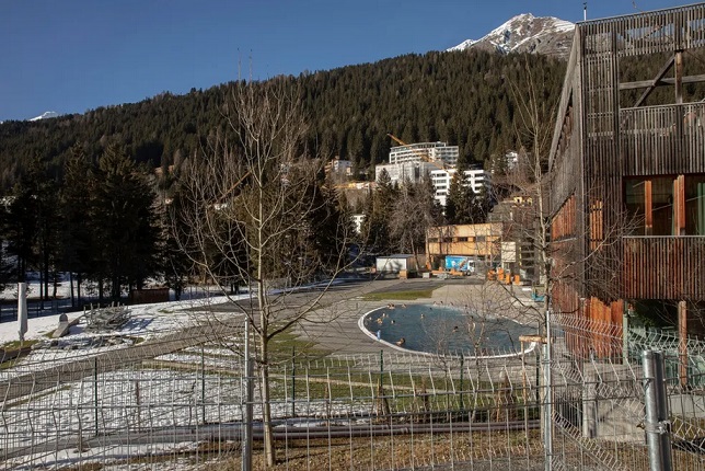 Banhistas vão a uma piscina ao ar livre em Davos em 6 de janeiro — Foto: Francesca Volpi/Bloomberg