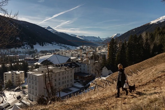 A falta de neve torna as trilhas acessíveis aos passeadores de cães em 6 de janeiro — Foto: Francesca Volpi/Bloomberg A falta de neve torna as trilhas acessíveis aos passeadores de cães em 6 de janeiro — Foto: Francesca Volpi/Bloomberg